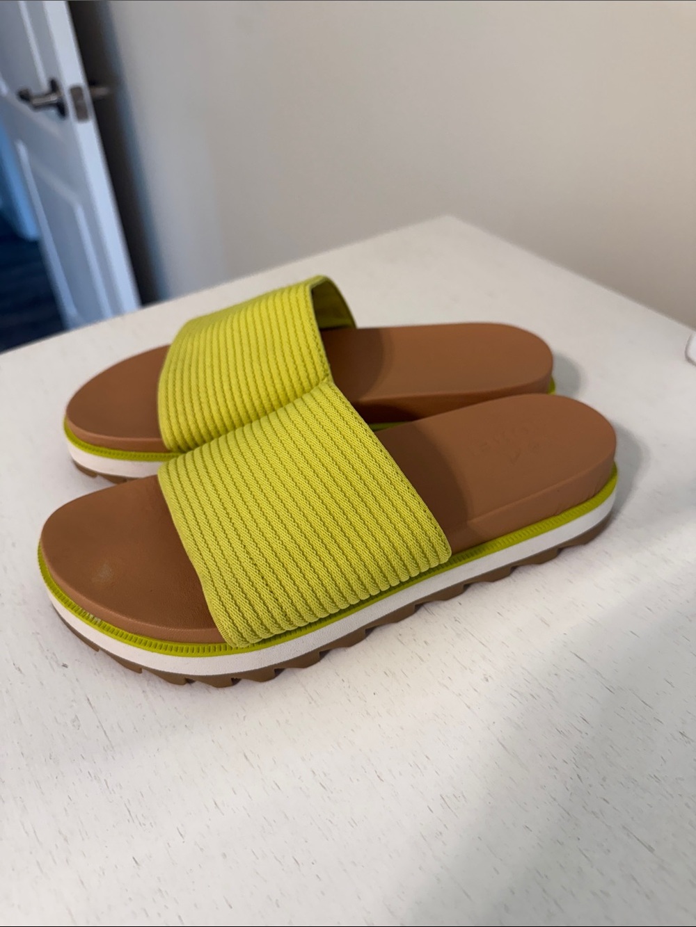 Sorel Women’s Roaming Easy Slide Slip-On Sandals with Tan Footbed / Size 6.5
